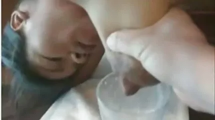 पतला नौकरानी उसकी वर्दी से दूर ले जाता है और मेजबान के साथ सेक्सी मूवी हिंदी पिक्चर